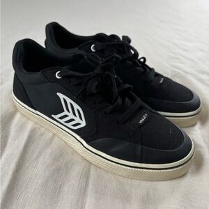 Cariuma Black and White Vallely Vegan Sneakers